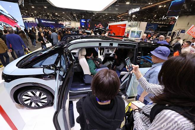 세계 최대 IT(정보기술)·가전 전시회 'CES 2025' 폐막을 하루 앞둔 지난 1월 9일(현지시간) 미국 네바다주 라스베이거스 컨벤션센터(LVCC)에 마련된 중국 지커 전시관에서 관람객들이 전기차를 체험하고 있다. /사진=뉴스1