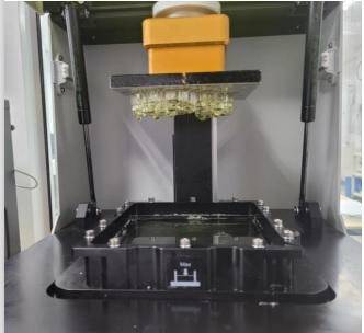 국군수도병원이 이달부터 도입한 ‘스마트 디지털 치과 진료 체계’로 원데이-치아 보철물 제작과 디지털 임플란트가 가능하다. 사진은 환자의 치아를 3D프린트로 출력하고 있는 모습. 국군수도병원 제공/국방일보