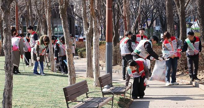 17일 서울 은평구 은평평화공원에서 김미경 은평구청장, 지역 주민, 공무원 등이 쓰레기를 줍고 있다. 은평구는 공무원, 공공기관 및 기타 유관기관 등이 함께 구 전역에서 ‘새봄맞이 은평구 민관 합동 환경정비 대청소’를 실시했다.