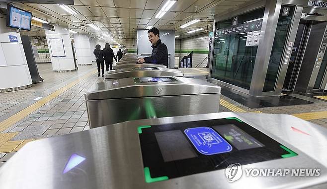 수도권 지하철 기본요금 1,550원으로 올 상반기 인상 예정 (서울=연합뉴스) 황광모 기자 = 22일 오후 서울의 한 지하철역에서 시민이 개찰구를 지나가고 있다. 2025.1.22 hkmpooh@yna.co.kr