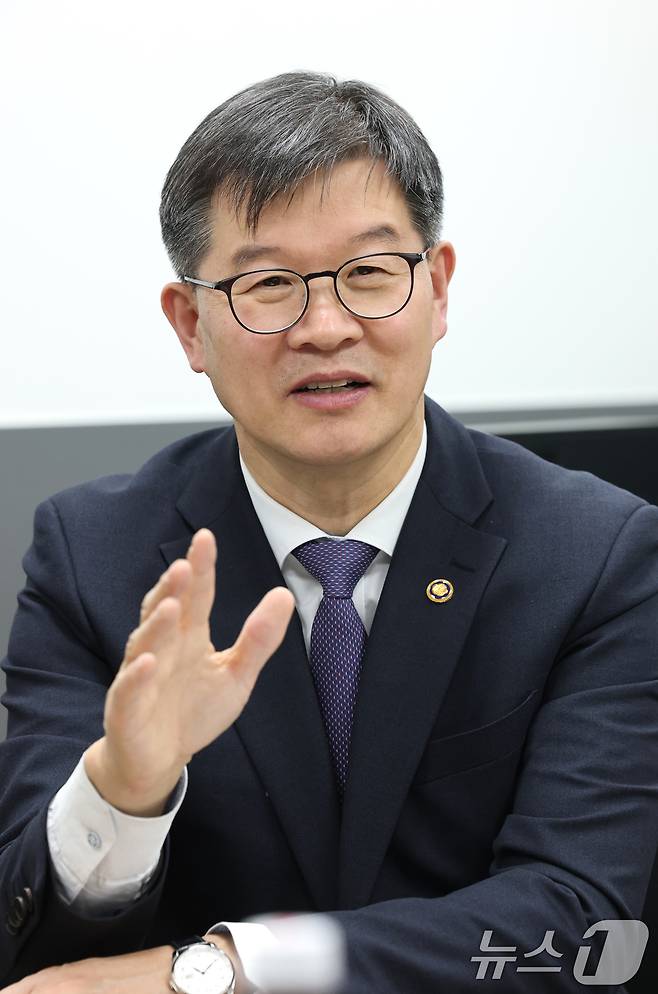 이기일 보건복지부 1차관이 14일 서울 종로구 정부서울청사에서 뉴스1과 인터뷰를 하고 있다. ⓒ News1 임세영 기자