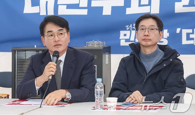 박용진 전 의원이 12일 서울 종로구 경복궁 앞 더불어민주당 천막 농성장에서 열린 국난극복을 위한 시국간담회에서 모두발언을 하고 있다. (공동취재) 2025.3.12/뉴스1 ⓒ News1 김진환 기자