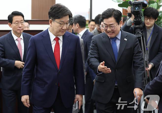 권성동 국민의힘 원내대표(왼쪽)와 박찬대 더불어민주당 원내대표가 18일 서울 여의도 국회에서 우원식 국회의장 주재로 열린 원내대표 회동에 참석하고 있다.(공동취재) 2025.3.18/뉴스1 ⓒ News1 이광호 기자