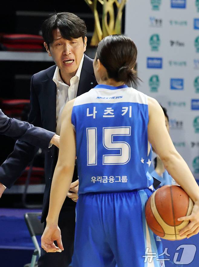 18일 오후 충남 아산 이순신체육관에서 열린 '하나은행 2024-2025 여자프로농구' 플레이오프 챔피언결정전 2차전 아산 우리은행과 부산 BNK의 경기에서 우리은행 위성우 감독이 나츠키 선수에게 작전지시를 하고 있다. 2025.3.18/뉴스1 ⓒ News1 박세연 기자