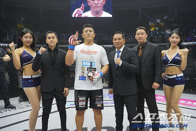 LCS 그룹 크리스찬 싱손 대표(왼쪽에서 두번째), 로드FC 필리핀 법인 알버트 페로 대표(오른쪽에서 세번째), 로드FC 정문홍 회장(오른쪽에서 두번째)이 권아솔과의 헤비급 매치에서 승리한 세키노 타이세이(왼쪽에서 세번째)에게 트로피를 전달했다. 사진제공=로드FC