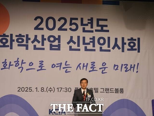 지난해 LG화학이 부진한 주가 성적으로 투자자들에게 실망감을 안긴 가운데 기업 임원인 신학철 부회장은 연간 수십억원의 급여를 챙긴 것으로 나타났다. 신학철 한국화학산업협회 회장이 1월 LG화학이 부진한 주가 성적으로 투자자들에게 실망감을 안긴 가운데 기업 임원인 신학철 부회장은 연간 수십억원의 급여를 챙긴 것으로 나타났다. 신학철 한국화학산업협회 회장이 1월 8일 오후 서울 중구 플라자호텔에서 신년사를 하고 있다. /장혜승 기자