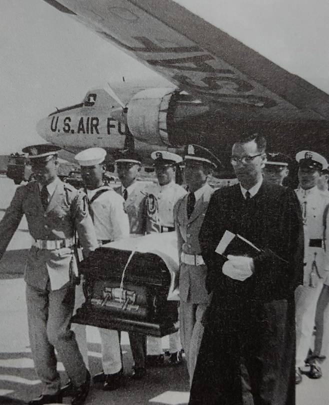 미군 특별기에 실려 김포공항에 도착한 이 전 대통령 유해. 이승만기념사업회 제공