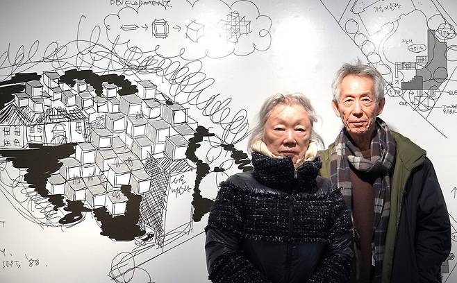 전시 개막을 앞두고 이달 초 전시장을 찾은 서울미술관 설립자 임세택·강명희 작가 부부. 뒤쪽 벽에 1988년 서울미술관을 사면체 전시장의 군집물로 둘러싸는 파격적 안을 내놓았던 건축가 조건영의 리모델링 구상도가 확대된 이미지로 붙어 있다. 김달진미술자료박물관