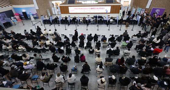 지난 6일 인천시청 중앙홀에 마련된 천원주택 접수처에서 예비 입주자들이 신청 접수를 하고 있다. '천원주택'은 하루 임대료 1000원, 월 3만 원으로 주거(매입임대주택)를 제공하는 인천형 저출산 주거정책으로, 결혼 7년 이내 인천지역 신혼부부 또는 예비 신혼부부, 한부모 가정 등을 대상으로 최초 2년부터 최대 6년까지 지원한다. 연합뉴스