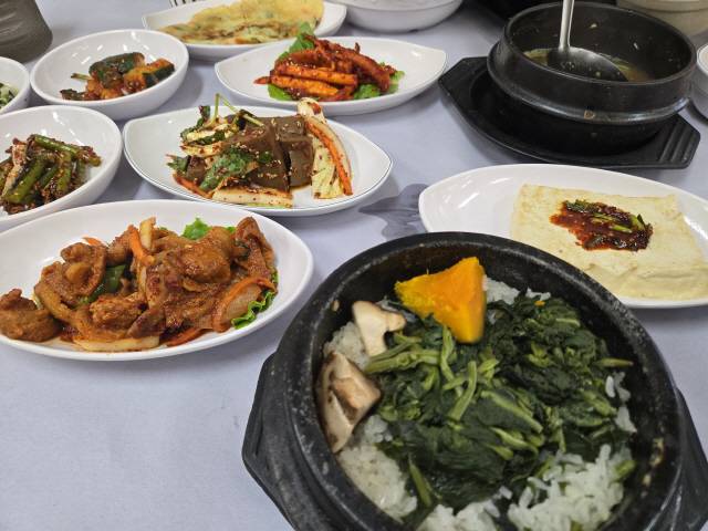 ▲ 정선 산마실의 인기 메뉴인 돌솥곤드레영양밥