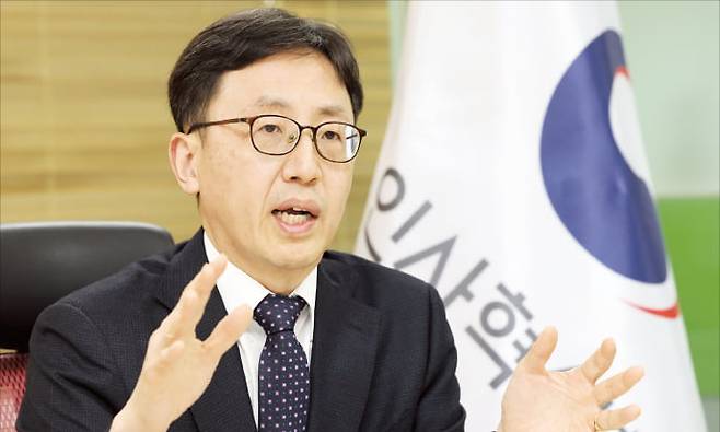 연원정 인사혁신처장은 17일 “공무원들이 장기적으로 공직에 헌신할 수 있도록 실질적인 복지 혜택을 강화할 것”이라고 말했다. 최혁 기자