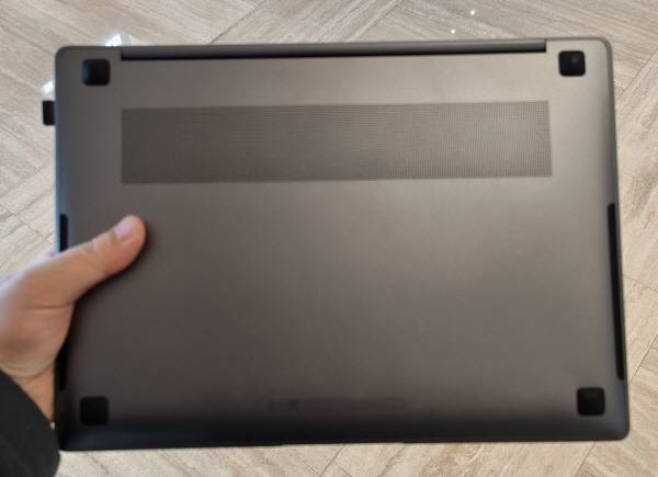 갤럭시 북5 프로(Pro)를 접은 상태에서 후면 모습. 정옥재 기자