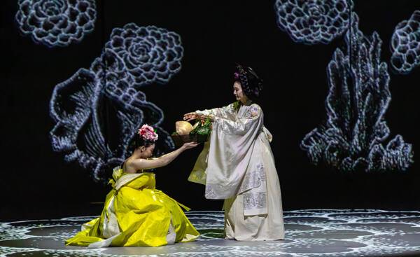 29일 정조테마공연장에서 열리는 ‘봉수당 진찬연 : 그 움직임의 포말’ 공연 장면. 수원문화재단 제공