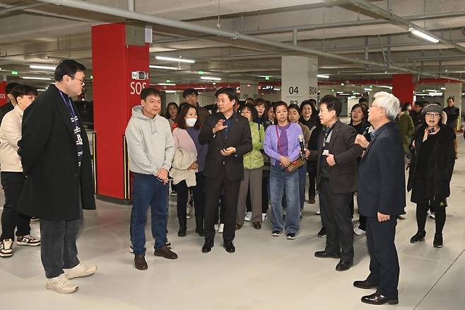 조용익 부천시장이 시민과 함께 여월공영주차장을 둘러보면서 소통하고 있다. ./사진제공=부천시