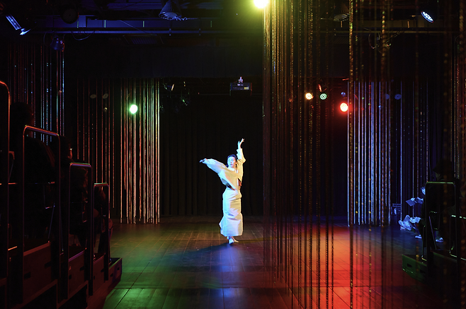 작은공연장 단에서 펼쳐지는 공연 ‘이양희 산조’.