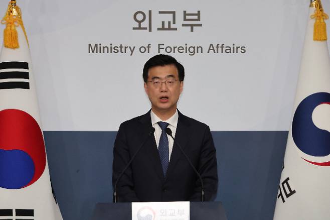 이재웅 외교부 대변인이 18일 서울 종로구 정부서울청사 별관에서 열린 외교부 정례브리핑에서 미국의 민감국가 리스트 관련 질문에 답변하고 있다. 연합뉴스