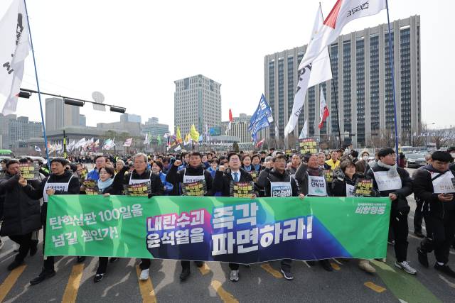 ▲17일 서울 종로구 광화문광장에서 윤석열 즉각퇴진·사회대개혁비상행동 주최로 열린 윤석열 즉각 파면 촉구 각계 긴급시국선언 집회에서 민주당 박찬대 원내대표를 비롯한 참가자들이 헌법재판소로 행진하고 있다. ⓒ연합뉴스