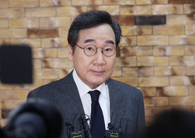 이낙연 새미래민주당 상임고문이 18일 대구를 찾아 기자들의 질문에 답변하고 있다. 대구=연합뉴스