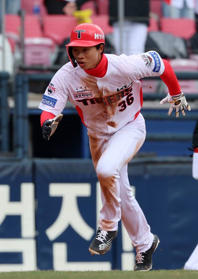 박재현이 지난 16일 광주-기아챔피언스필드에서 열린 삼성 라이온즈와의 시범경기에서 1회말 변우혁의 내야땅볼 때 홈으로 뛰어들고 있다. 연합뉴스