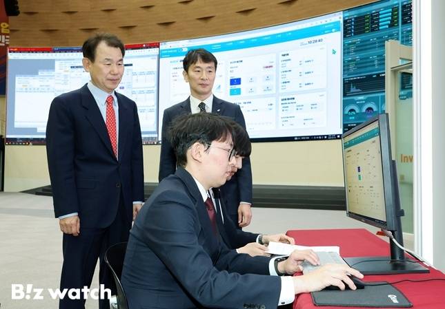 19일 서울 여의도 한국거래소에서 열린 공매도 전산시스템 구축 시연회에서 정은보 한국거래소 이사장(사진 왼쪽)과 이복현 금융감독원장(사진 오른쪽)이 모의 데이터를 이용한 불법공매도 적출 시연을 지켜보고있다./사진=한국거래소