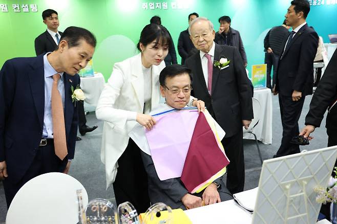 최상목 대통령 권한대행 부총리 겸 기획재정부 장관이 19일 서울 서초구 aT센터에서 열린 2025 대한민국 채용박람회에서 퍼스널 컬러를 알아보고 있다. (사진=뉴시스)