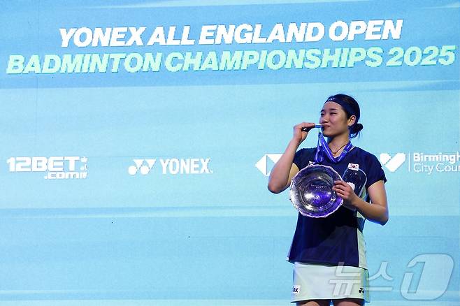 '셔틀콕 여제' 안세영이 17일(한국시간) 영국 버밍엄에서 열린 세계배드민턴연맹(BWF) 월드투어 슈퍼 1000 전영오픈 여자 단식 결승전에서 랭킹 2위 왕즈이(중국)를 2-1(13-21 21-18 21-18)로 누르고 우승한 후 트로피 키스를 하고 있다. 2025.3.17 ⓒ AFP=뉴스1 ⓒ News1 김성진 기자