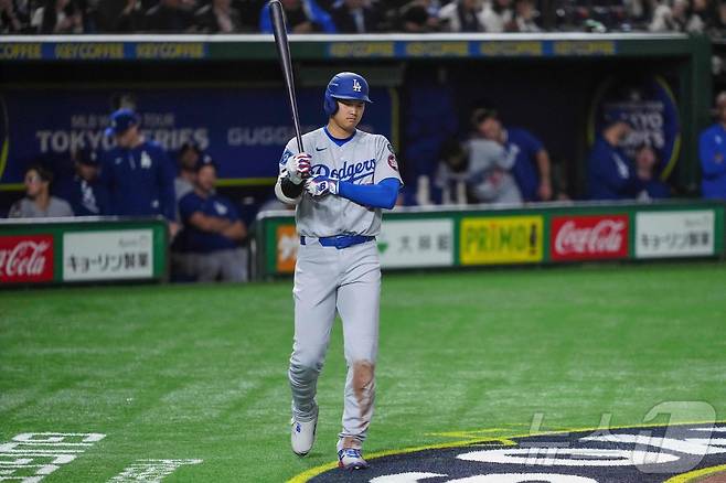 18일 일본 도쿄돔에서 열린 메이저리그(MLB) '도쿄 시리즈' 로스앤젤레스 다저스와 시카고 컵스와의 경기에서 오타니 쇼헤이가 타석에 들어서고 있다. ⓒ AFP=뉴스1