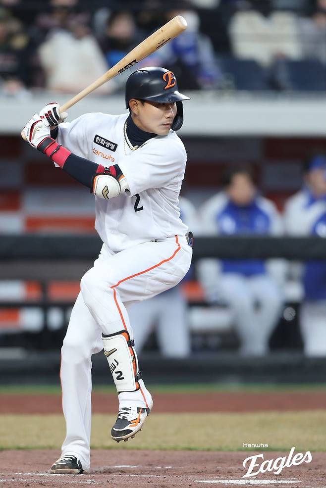 한화 심우준이 17일 대전 한화생명 볼파크에서 열린 2025 KBO리그 시범경기 삼성전에서 타격하고 있다. 사진 | 한화 이글스