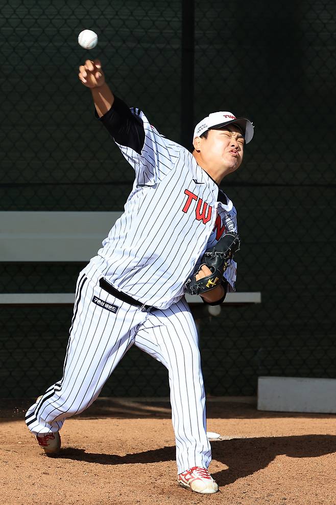 LG 장현식이 미국 애리조나주 스코츠데일 인디언 스쿨 공원 야구장에서 열린 1차 스프링캠프에서 불펜 투구하고 있다. 사진 | 스코츠데일=연합뉴스