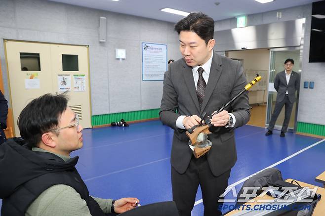 18일 이천선수촌을 방문한 진종오 의원이 사격 훈련장에서 김정남 선수와 사격기술에 대해 소통하고 있다. 사진제공=대한장애인체육회