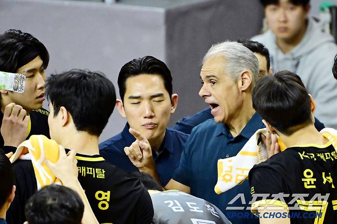 KB손해보험 아폰소 감독이 18일 대한항공전서 선수들에게 작전지시를 하고 있다. 사진제공=KOVO