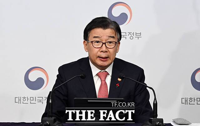 국민권익위원회(권익위)가 윤석열 대통령 비상계엄 선포를 비판하고 윤 대통령을 파면해야 한다는 성명을 낸 상임위원에 대한 중징계를 추진 중이라고 19일 밝혔다. 사진은 유철환 권익위원장. /임영무 기자