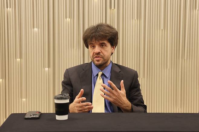 칼 다이서로스 미국 스탠퍼드대 교수가 지난 18일 서울 중구 웨스틴조선호텔에서 기자들과 만나 "신경세포를 직접 제어할 수 있게 하는 광유전학 기술은 뉴럴링크보다 더 강력한 신경질환 치료 도구가 될 것"이라고 말했다./아산사회복지재단