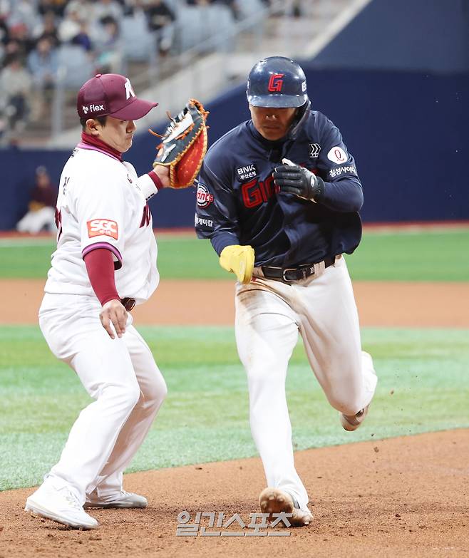 18일 오후 서울 고척스카이돔에서 열린 2025 KB0리그 키움히어로즈와 롯데자이언츠의 프로야구 시범경기에서 5회초 1사 1루 나승엽의 1루 땅볼 때 협살에 걸린 1루 주자 손호영이 1루수 강진성의 태그를 피하며 1루로 귀루하고 있다. 세이프. 고척=김민규 기자 mgkim1@edaily.co.kr /2025.03.17/