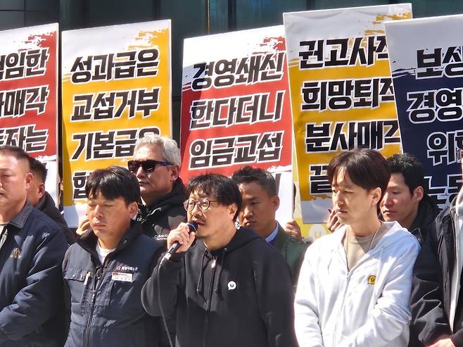 서승욱 전국화학섬유식품산업노동조합 카카오지회(크루유니언) 지회장이 19일 오전 경기 성남 카카오 판교 아지트 앞에서 입장문을 발표하고 있다. 사진=박수빈 기자