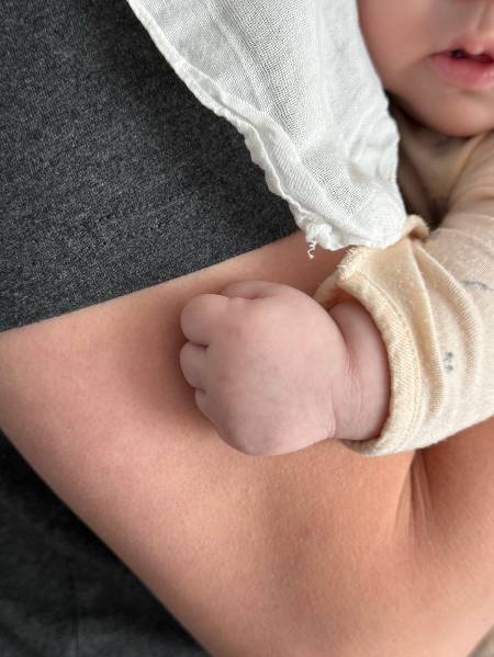 안아주면 어느샌가 팔쪽에 자그마한 주먹을 가만히 갖다 대던 떵님이. 귀엽기도 하고, 날 의지한다 생각하면 스스로 채찍질하고, 다짐하고, 맘 먹고. 그러다 작은 실수 하나에도 와르르 무너지는 걸 반복하던 날들./사진=남형도 기자