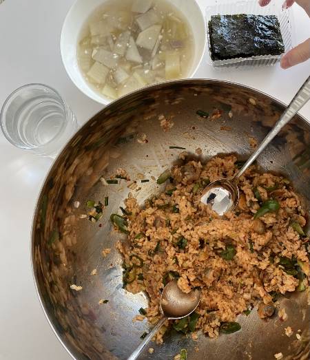 육아하며 자주 해먹었던 비빔밥. 떵님이가 자는 동안 빠르게 먹어치울 수 있고, 설거지도 많이 나오지 않아서 좋았다. 끄앙, 하고 울면 숟가락 바로 놓는 거지만./사진=사진 보니 다시 배고파진 본능에 충실한 남형도 기자