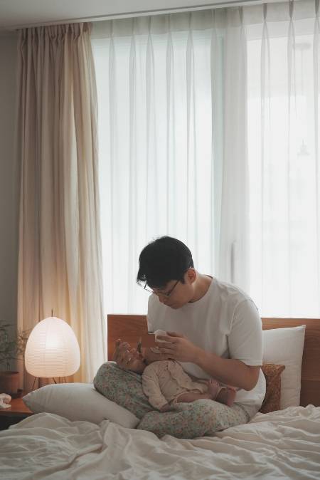 수유하는 남형도 기자. 베개를 오른 다리에 끼워, 한쪽을 세워 떵님이가 덜 게우게 하는 것. 육아하는 이들은 이 순간에도 고민하고 있다. 어떻게 잘 키울 수 있을지. 정답이 없단 걸 알기에 자책하고 불안해하면서. 앙상하게 흔들리는 이 마음을 돌봐줄 시스템도 더 충분히 마련돼야 한다고./사진=남형도 기자