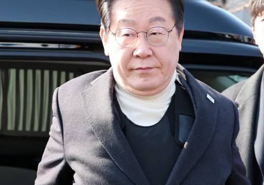 이재명 더불어민주당 대표가 19일 오전 서울 종로구 경복궁역 부근 광화문 민주당 천막농성장에서 열린 현장 최고위원회의에 참석하기 위해 차량에서 내리고 있다. 뉴시스