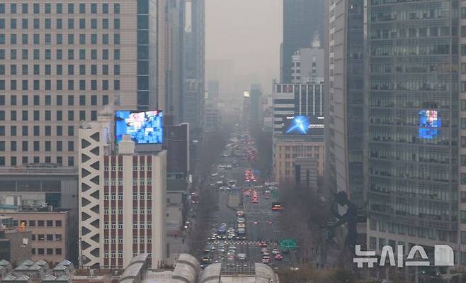서울 종로구 한 빌딩에서 바라본 도심이 흐리게 보이고 있다. 뉴시스 자료사진.