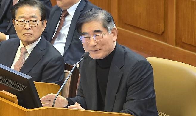 김용현 전 국방부 장관이 지난 1월 23일 서울 종로구 헌법재판소에서 열린 윤석열 대통령 탄핵심판 4차변론에 증인으로 출석해 답변하던 중 웃음 짓고 있다. 헌법재판소 제공