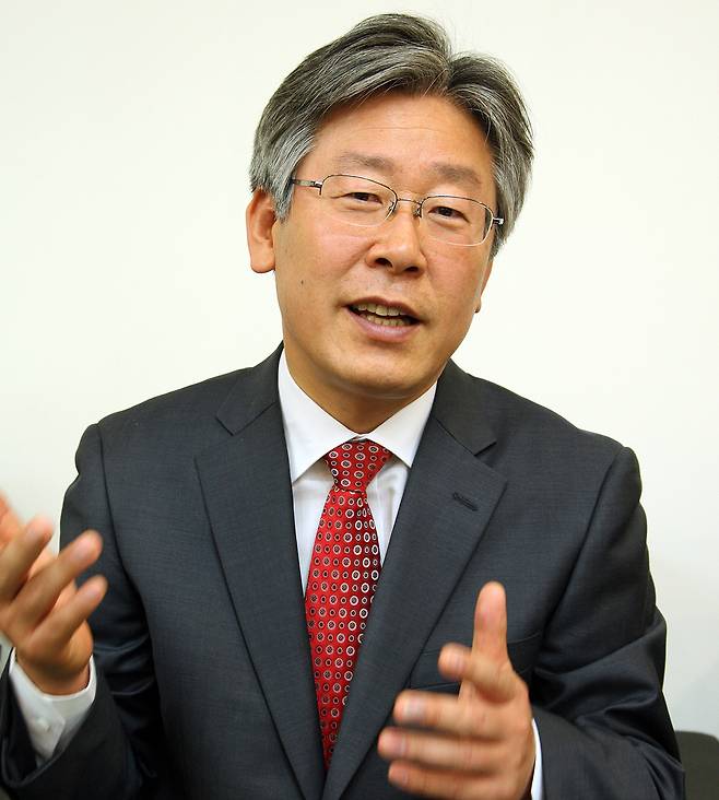 이재명 더불어민주당 당대표가 지난 2010년 6월 제5회 전국동시지방선거에서 성남시장에 당선된 후 언론과 인터뷰하는 모습. 연합뉴스