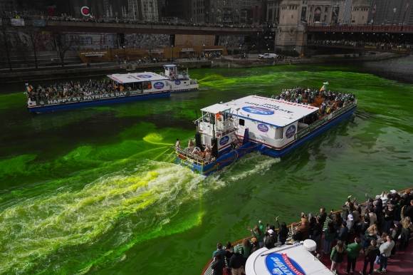 15일(현지시간) 미국 일리노이주 ‘트럼프 인터내셔널 호텔 앤드 타워’ 앞 시카고강이 ‘성 패트릭의 날’(St. Patrick‘s Day)을 맞아 초록색으로 바뀌어 있다. 2025.3.15 시카고 AP 연합뉴스