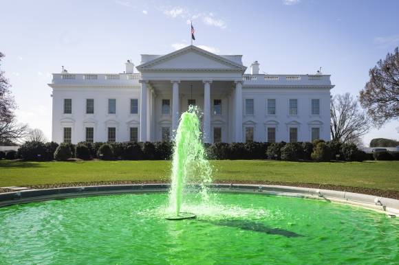 17일(현지시간) 미국 워싱턴 백악관 앞 분수가 ‘성 패트릭의 날’(St. Patrick‘s Day)을 기념하여 초록색으로 바뀌어 있다. 2025.3.17 워싱턴 EPA 연합뉴스
