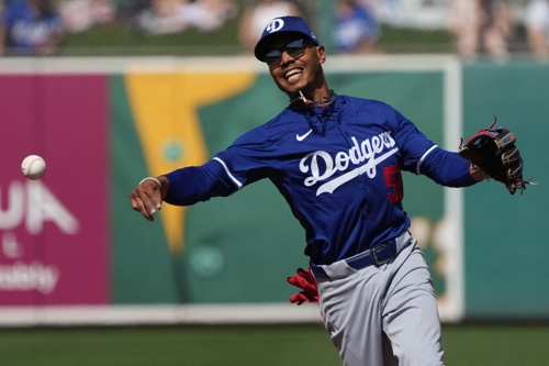 LA 다저스 무키 베츠가 지난 3일 시범경기 오클랜드전에서 1루 송구를 하고 있다. Rick Scuteri-Imagn Images연합뉴스