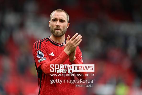 글로벌스포츠매체 ‘디 애슬레틱’에 따르면, 덴마크 국가대표팀에 소집된 에릭센은 덴마크 ‘TV 2 스포츠’와 인터뷰에서 "미래에 대해 깊이 생각해보지 않았다. 하지만 머릿속으로는 새로운 것을 찾아야 한다는 생각을 하고 있다. 어디에서 뛸지는 아직 결정하지 않았다"라고 말했다. 매체는 에릭센이 2024-25시즌을 끝으로 맨체스터 유나이티드와 작별할 것이라며 '사실상 이별'을 암시했다 (디 애슬레틱 캡쳐)