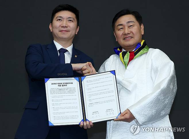 전북, 2036 올림픽 유치 국내 후보지 선정 (서울=연합뉴스) 김도훈 기자 = 28일 서울올림픽파크텔에서 열린 대한체육회 정기대의원총회에서 2036년 하계 올림픽 유치 국내 후보지로 선정된 전북도의 김관영 전북지사(오른쪽)와 유승민 체육회장이 개최협약서 사인 후 기념촬영을 하고 있다. 2025.2.28 superdoo82@yna.co.kr