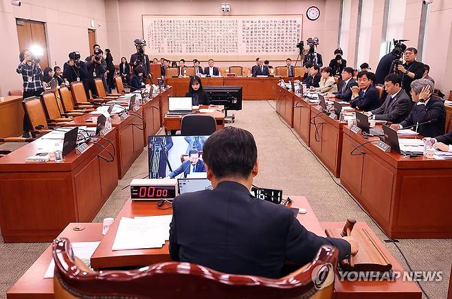 '마약수사 외압 의혹 상설특검안' 법사위 전체회의 통과 (서울=연합뉴스) 박동주 기자 = 19일 서울 여의도 국회에서 '김건희 여사 상설특검안', '마약수사 외압 의혹 상설특검안' 등의 안건을 심사, 의결하기 위해 열린 법제사법위원회 전체회의에서 '마약수사 외압 의혹 상설특검안'이 통과되고 있다. 2025.3.19 pdj6635@yna.co.kr