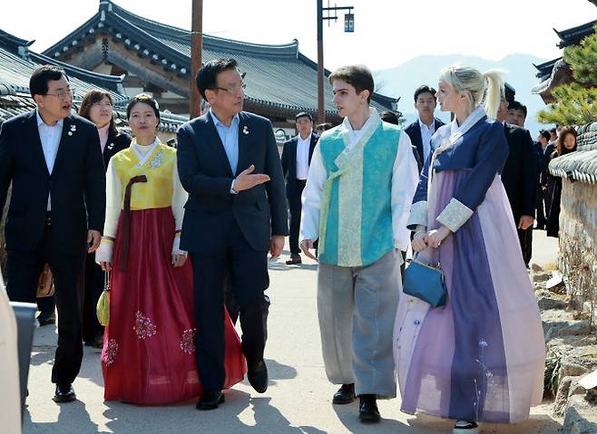 최상목 대통령 권한대행 부총리 겸 기획재정부 장관이 20일 경북 경주 교촌마을에서 외국인들과 대화하고 있다. (사진=연합뉴스)