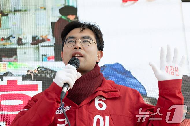 구로구청장 재보궐 선거에 출마한 이강산 자유통일당 후보가 20일 오전 서울 구로구 항동푸른수목원 앞에서 지지를 호소하고 있다. 2025.3.20/뉴스1 ⓒ News1 이승배 기자